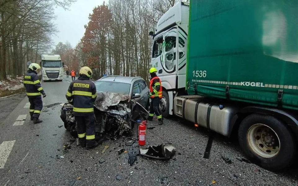 Silnice mezi Pískem a Sedlicí je uzavřená. Na místě se srazila nákladní auta s osobním