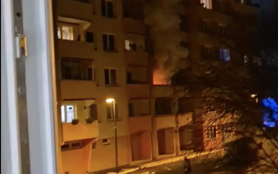 Na pražském sídlišti hoří byt. Hasiči již mají požár pod kontrolou