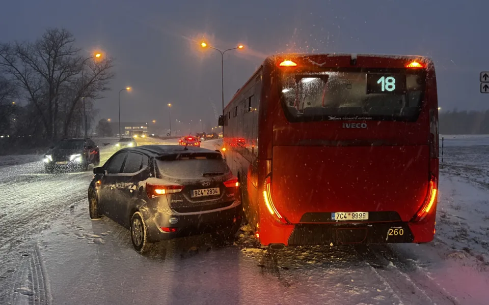 Řidič autobusu bravurně zvládl nehodu v Budějovicích, cestující mu teď děkují