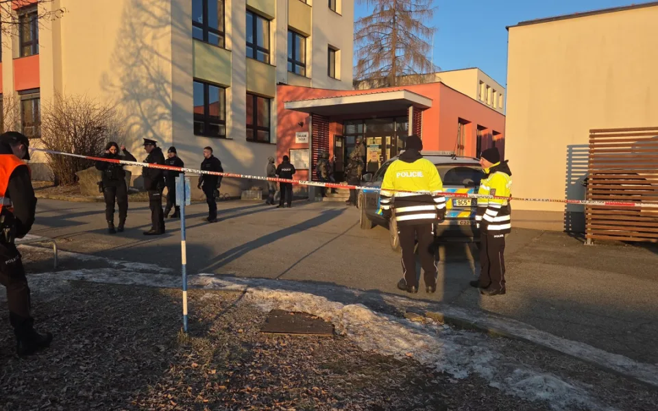 Policie evakuuje školy v Kaplici. Anonym pohrozil výbuchem
