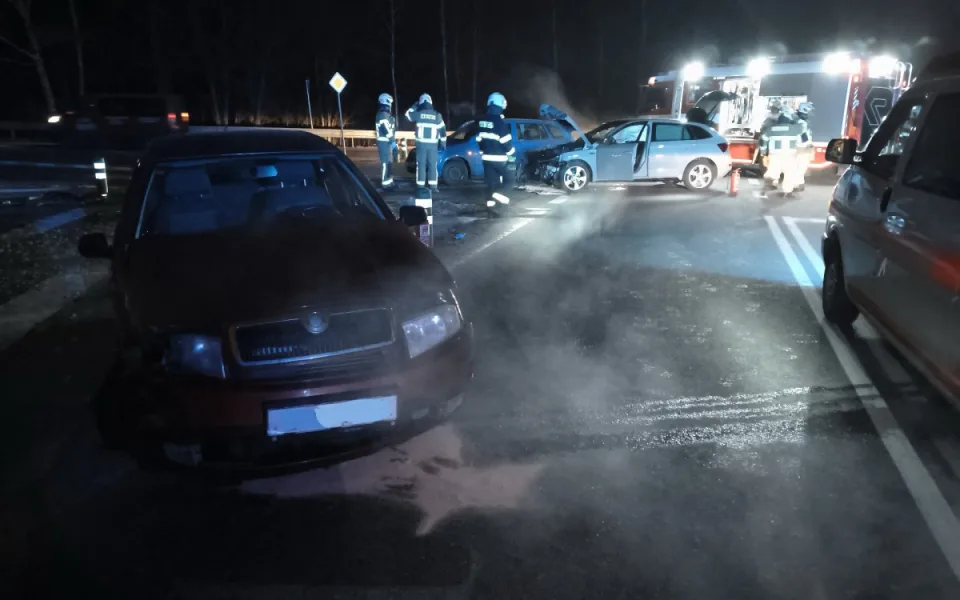 Nehoda tří aut u Temelína zkomplikovala ranní dopravu. Dva lidé skončili v péči záchranářů