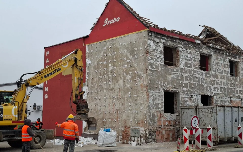 Demolice klubu Izabo pokračuje. Stavba severní spojky Budějcích se posouvá dál.