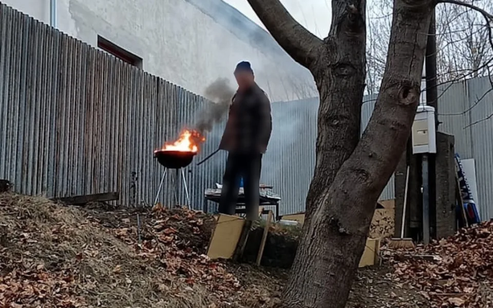 Na ohni nebylo maso, ale měděné kabely. Muž v Táboře opaloval izolaci na zahradním grilu