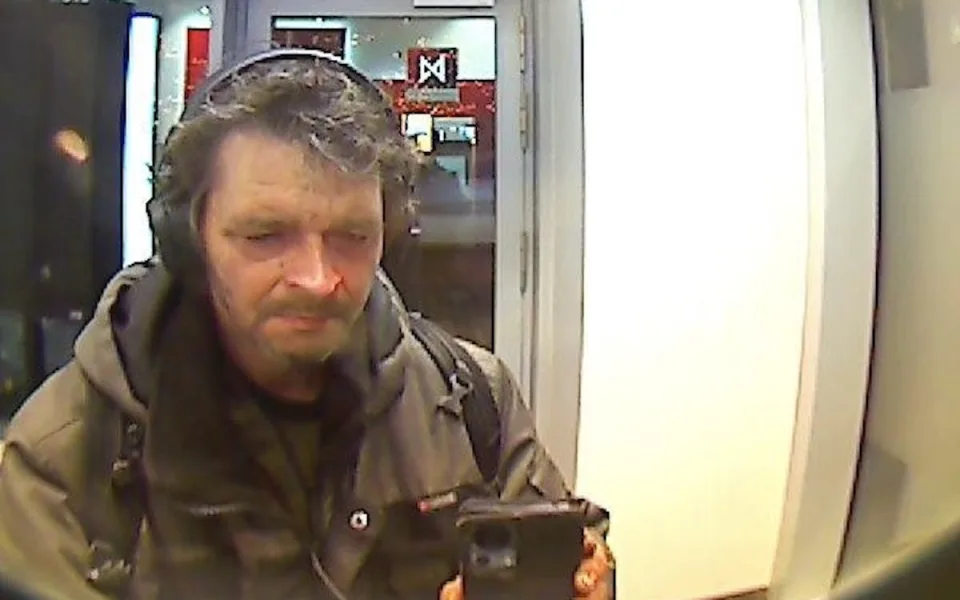 Muž během několika minut vybral z bankomatů 300 tisíc, nyní ho hledá policie