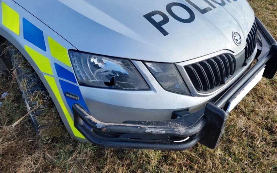 Nebezpečnou jízdu na Jindřichohradecku ukončili policisté PIT manévrem