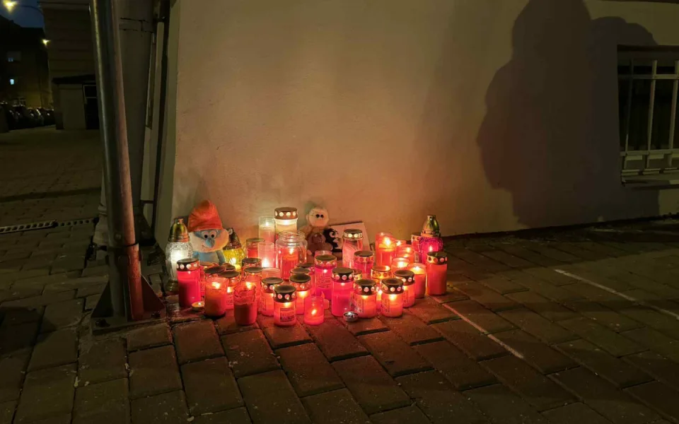 Děti v Budějovicích vzpomínají na spolužáka, ke škole nosí svíčky, vzkazy i plyšáky