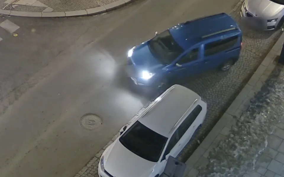 Vztek za volantem v Táboře. Řidič úmyslně urazil zrcátko zaparkovaného auta a ještě ho přejel