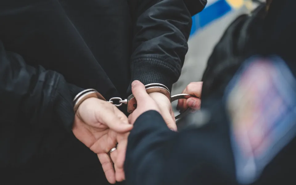 Opilec s 2,6 promile vběhl policistům před auto. V poutech skončil na záchytce