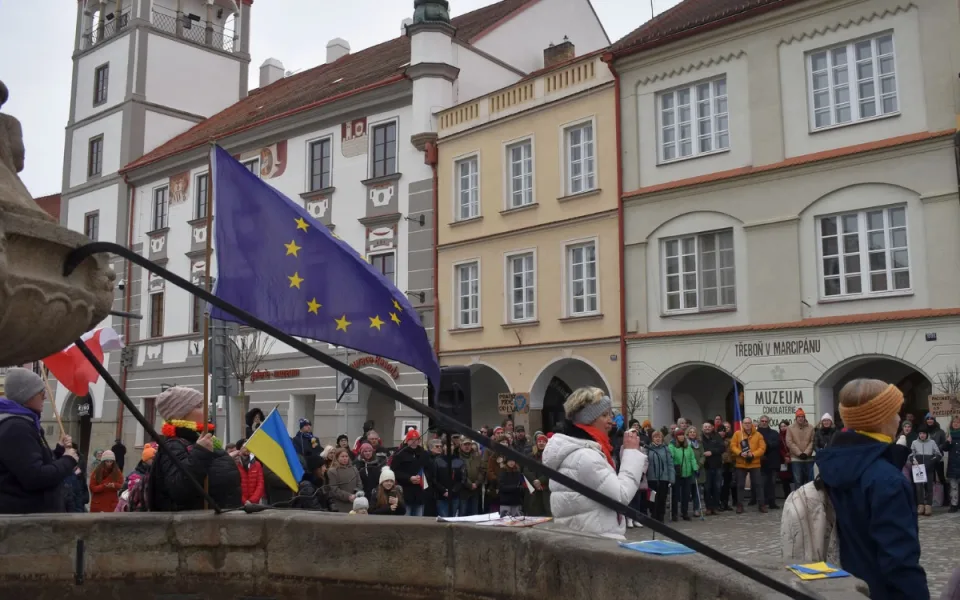 Stovky lidí se v Třeboni přidali k demonstracím na podporu prezidenta Petra Pavla