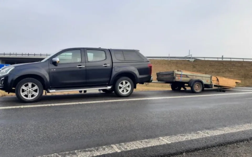 Poplach na D3. Auto s přívěsem plným dřeva jelo v protisměru a děsilo řidiče