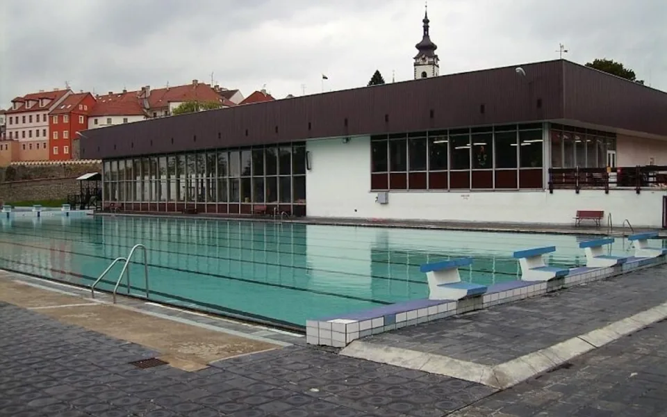 Písek zvažuje rekonstrukci venkovního bazénu pod hradbami.