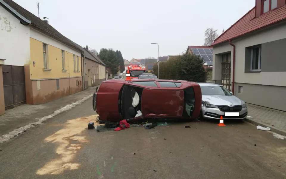 Řidič v Lišově havaroval s více než dvěma promile alkoholu, auto skončilo na boku.