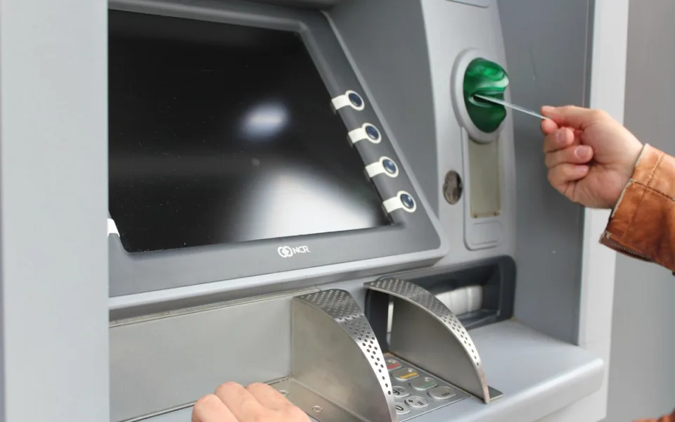 E-šmejdi mířili na 14 miliard Kč, banky ubránily 12,2 miliardy