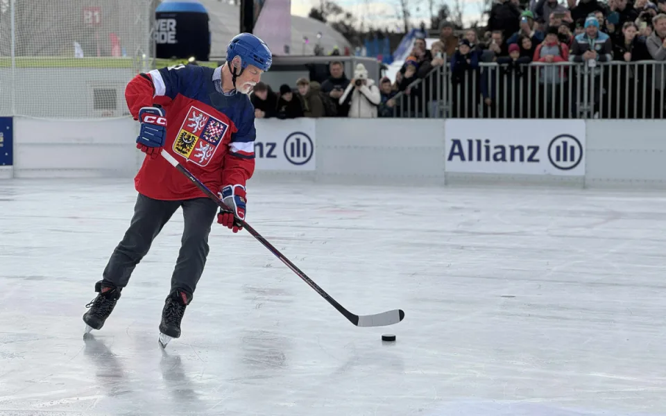 FOTO: Prezident se na olympijském festivalu vrhl na sport. Vyzkoušel curling i biatlon