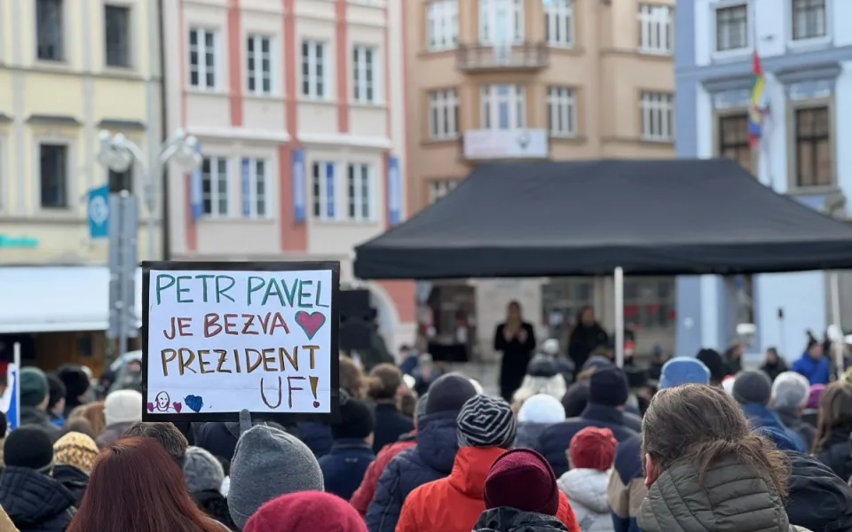 Příznivci prezidenta zaplnili budějovické náměstí. Podporu přišly vyjádřit stovky lidí