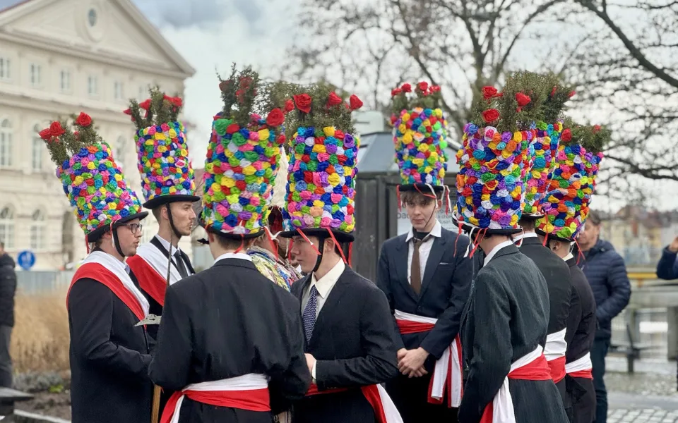 FOTO: Masopustní průvod prošel centrem Budějovic, děti polekal výstřel z děla