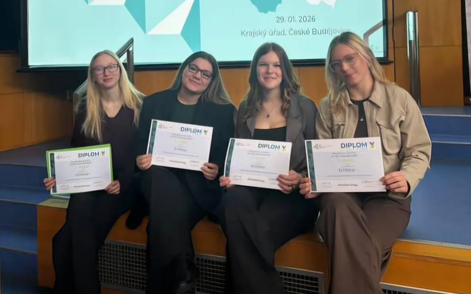 Studentky z kaplické střední školy budují značku ArtWear a bodují v soutěžích