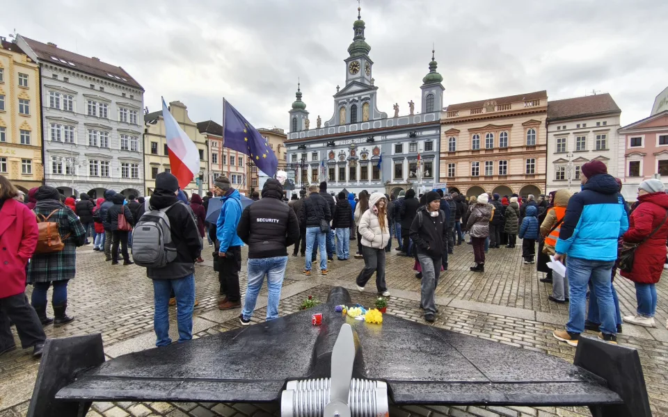 Společně za Ukrajinu. V Budějovicích si stovky lidí připomněly výročí invaze
