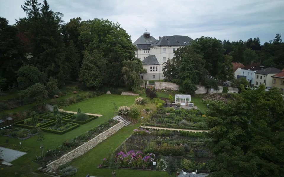 Do historické zahrady v Jindřichově Hradci otiskují zahradní architekti i současné trendy
