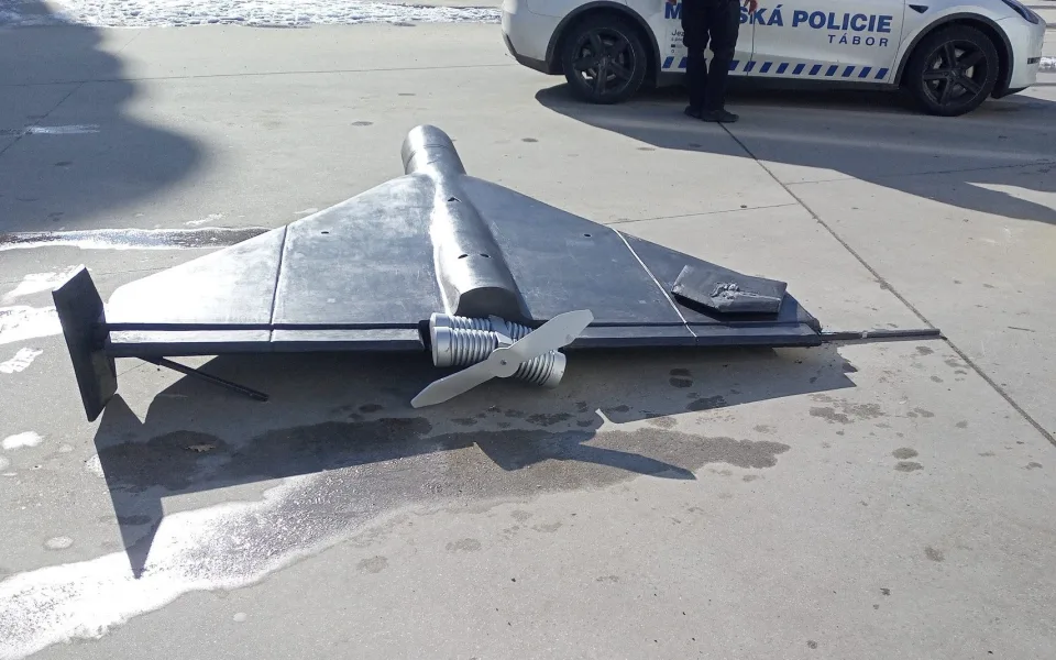 Žádný vandalismus se nekonal. Maketu ruského dronu poničili v Táboře hrající si děti