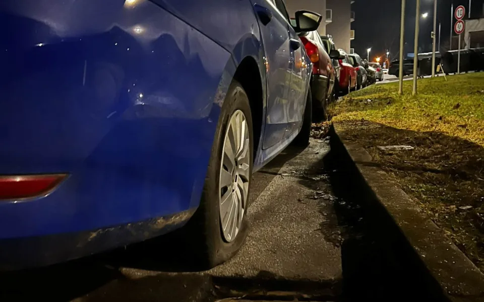U budějovické sportovní haly řádil vandal. Šest aut skončilo propíchanými pneumatikami
