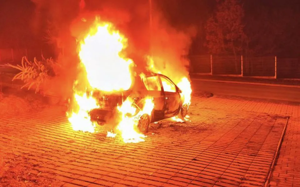 Noční žhář udeřil v Hluboké nad Vltavou. Policie hledá svědky požáru vozidel