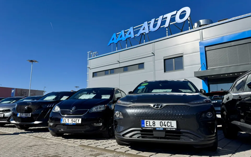Široká nabídka aut a moderní zázemí. AAA AUTO otevřelo v Budějovicích nové autocentrum