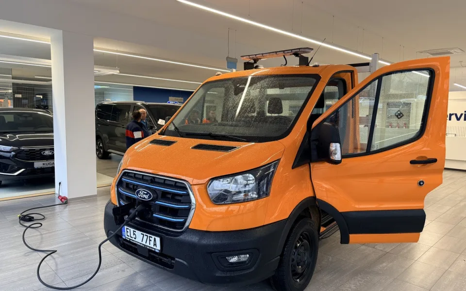 Jihočeští silničáři obměňují vozový park, do terénu vyrážejí i s elektromobily
