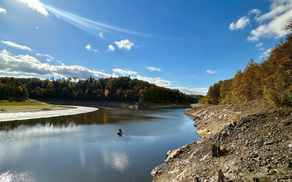 Nízká hladina Orlíku stále láká pamětníky, hledače pokladů i turisty