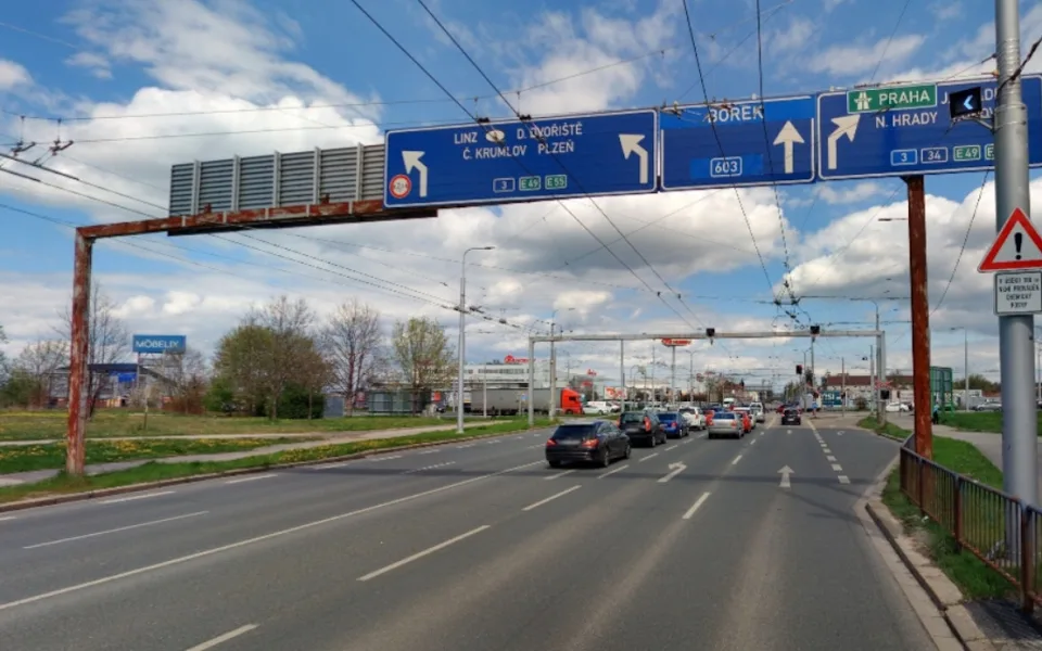 Na Pražské třídě začíná omezení. U frekventované křižovatky se bude měnit značení
