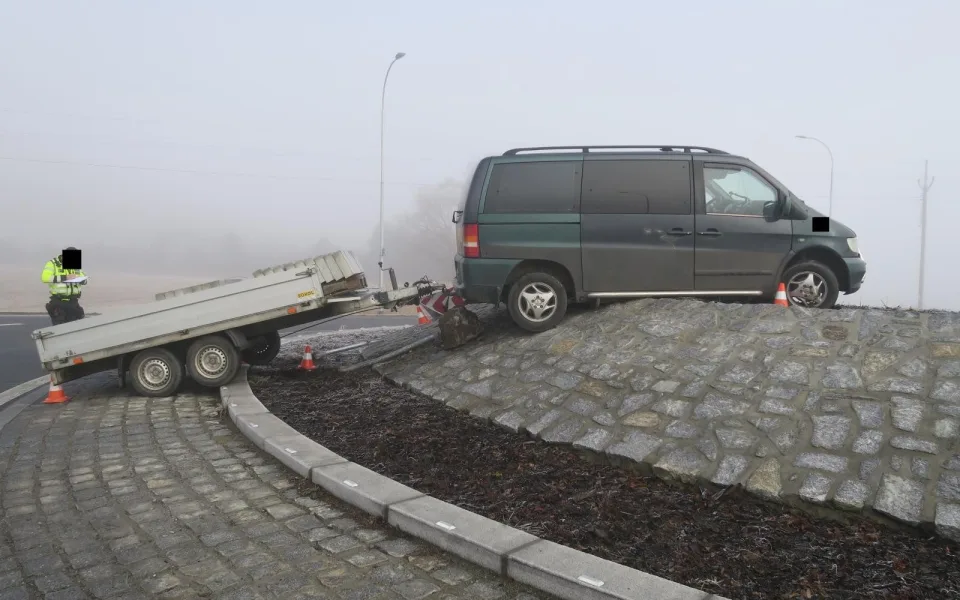 Řidič dodávky neodhadl rychlost a uvízl na vyvýšeném kruhovém objezdu