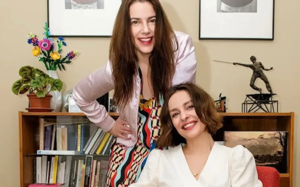 Režisérka Bibiana Beňová (sedící) ve čtvrtek 12. března představí v Biografu Kotva tři díly série Potížistky