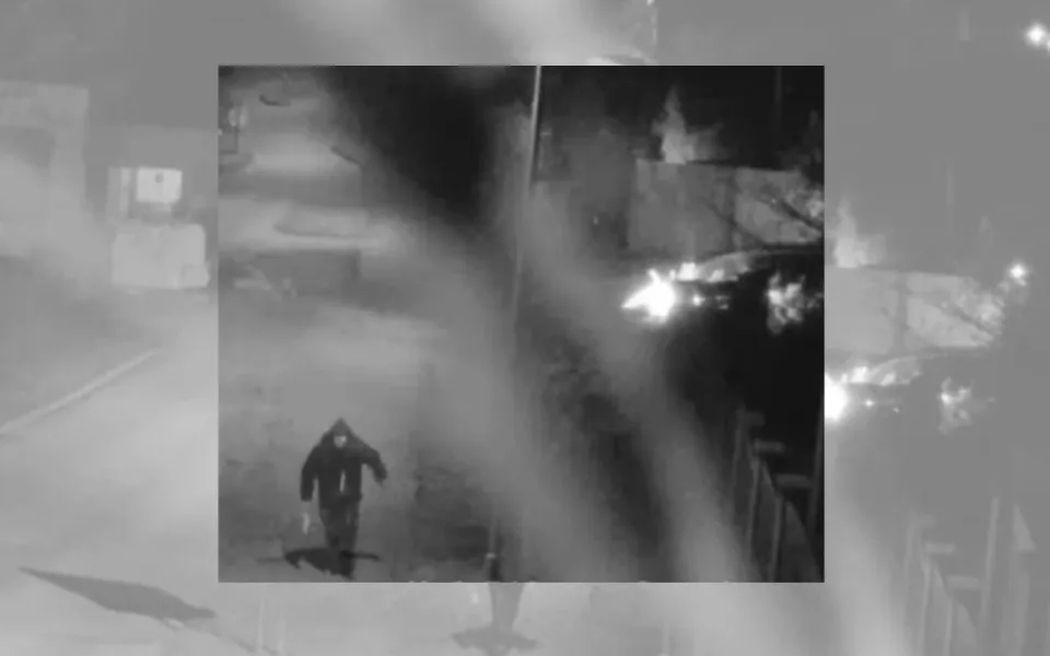 VIDEO: Žhář zapálil auta zastupitele a utekl. Policie zveřejnila záznam z Hluboké