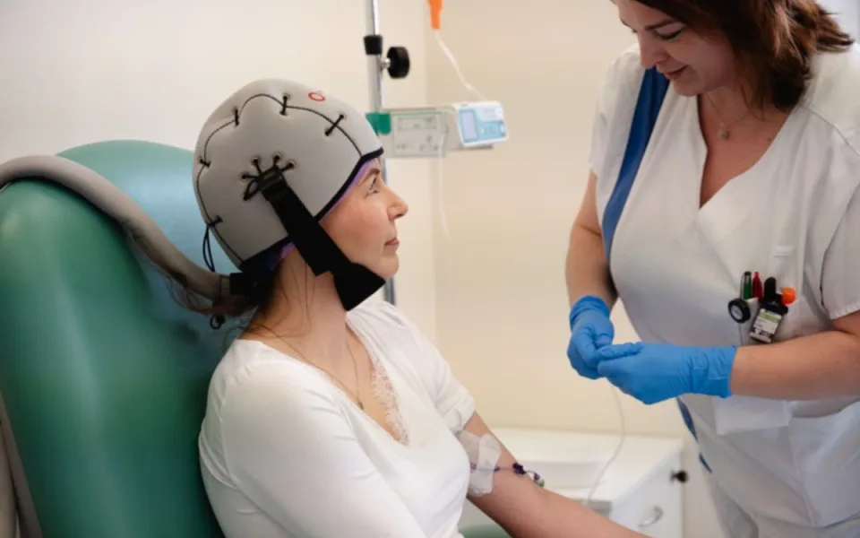 Budějovická nemocnice zavedla chladicí čepici. Pomáhá chránit vlasy při chemoterapii