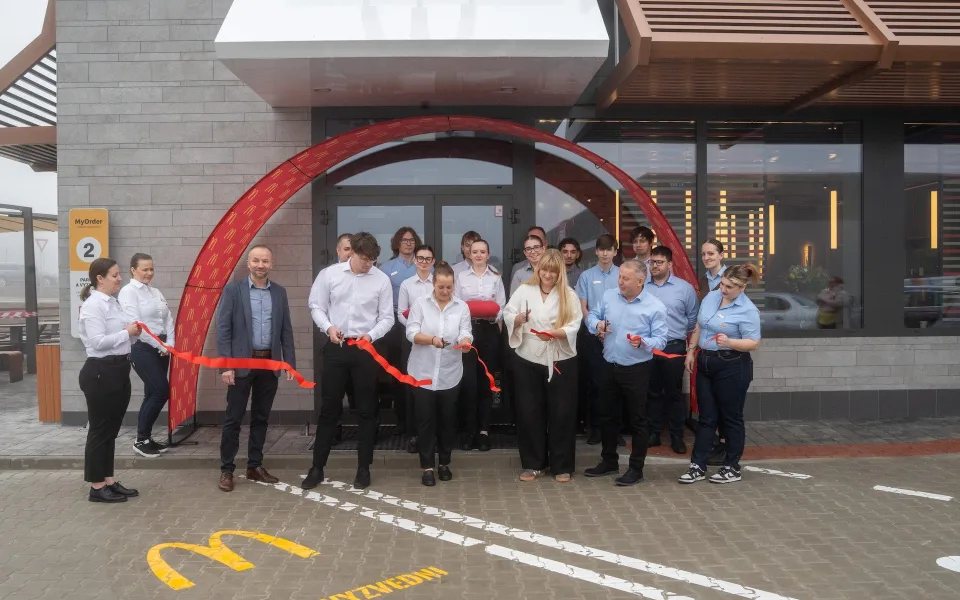 McDonald's míří do krajiny rybníků. Nová restaurace otevřela v Třeboni.
