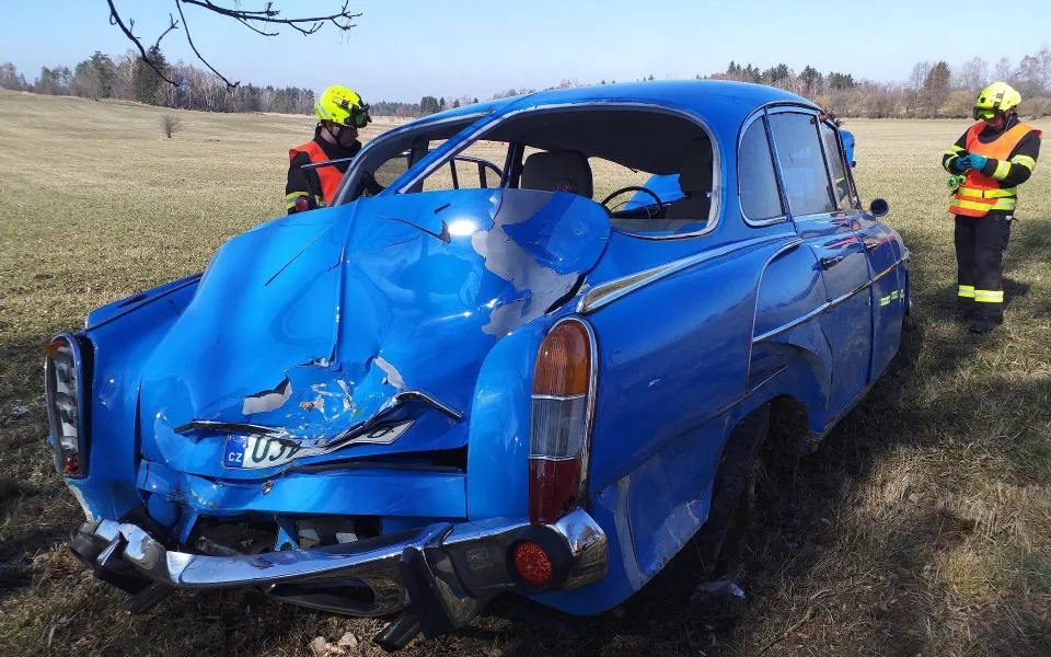 U Kunžaku havaroval legendární veterán Tatra 603, řidič skončil v nemocnici