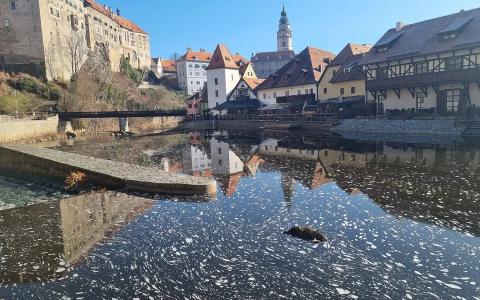 Začala v Krumlově vodácká sezona? Vltavou pod zámkem plul mrtvý divočák