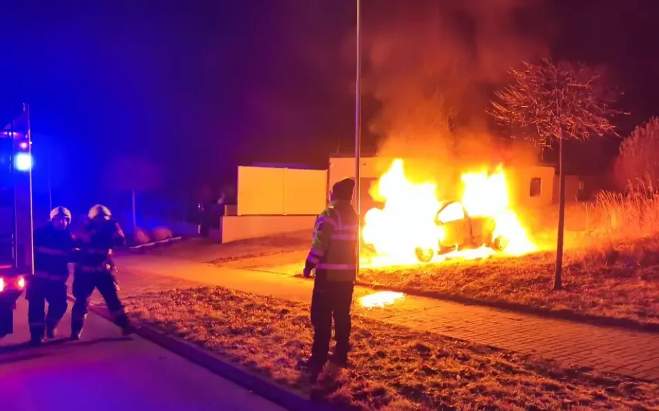 Po žhářském útoku na auta zastupitele vznikla sbírka. Lidé chtějí rodině pomoci s dopravou