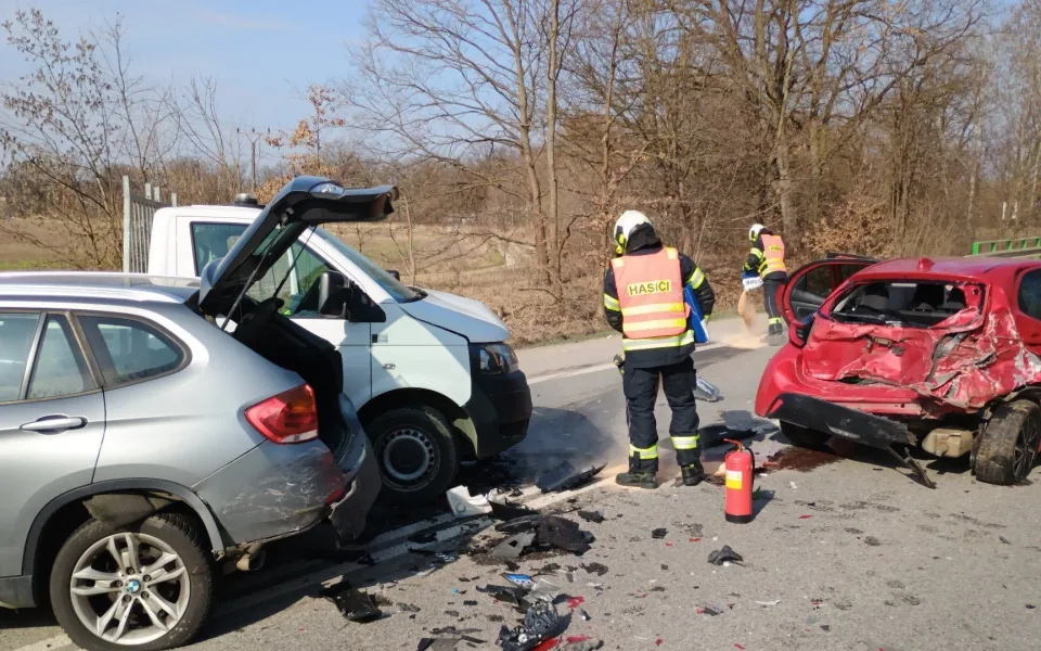 Silnici mezi Hlubokou a Budějovicemi uzavřela hromadná nehoda