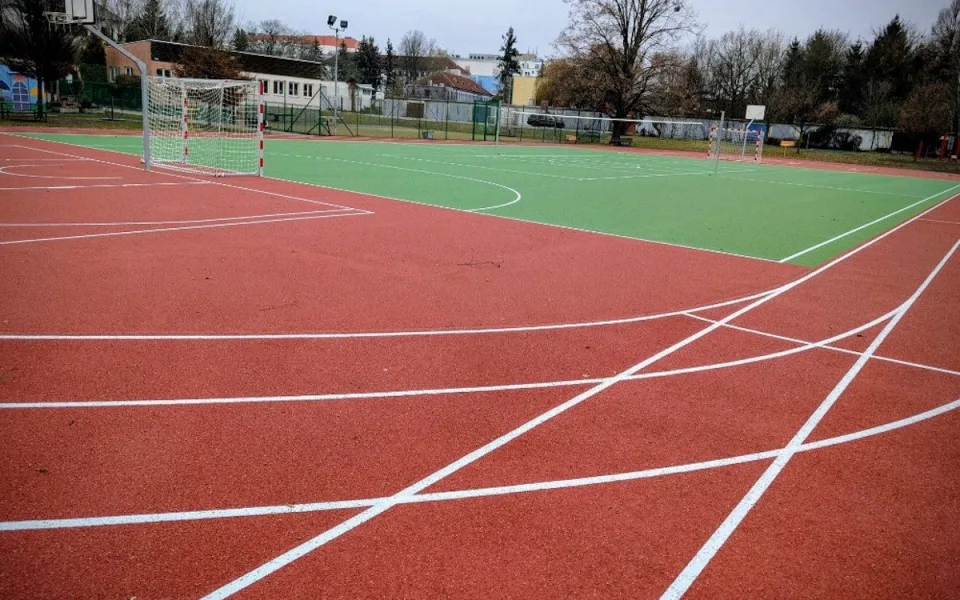 Školní hřiště se opět otevřou veřejnosti. Projekt Náš plácek startuje už tento víkend