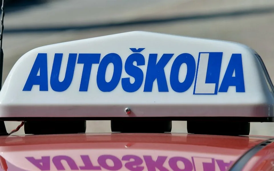Závěrečnou zkoušku autoškoly jel opilý. Řidiče místo dokladů čeká soud