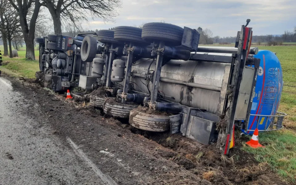 Dvě převrácené cisterny během rána. Dopravu komplikují na Prachaticku a Písecku