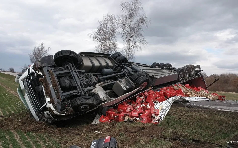 U Sedlece se převrátil kamion s pivem, hasiči staví hráz a bojují s protrženou nádrží