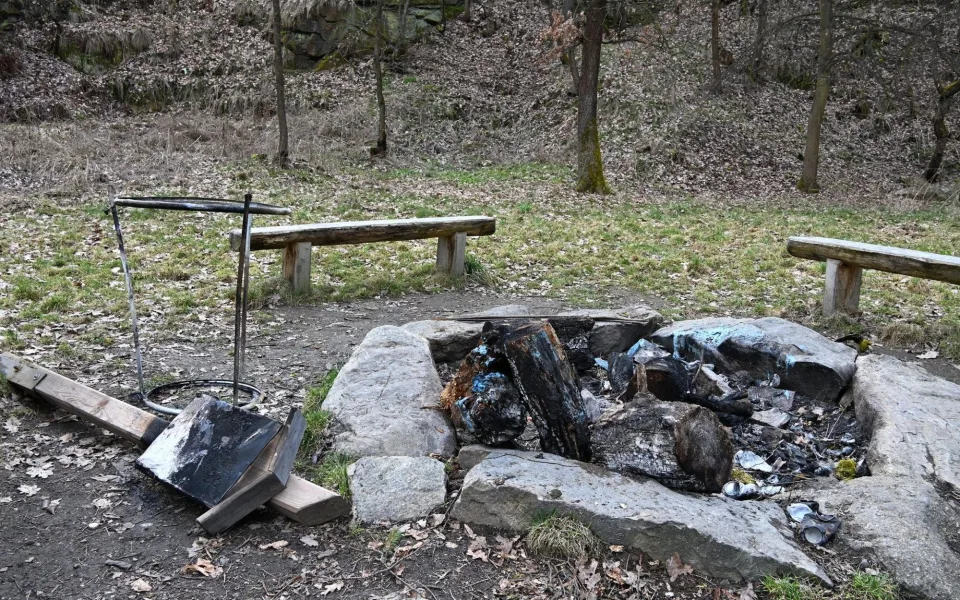 Vandalům neuniklo ohniště na Vohybale, spálili koš i ceduli. Město zvažuje fotopasti