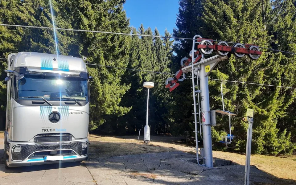 Průjezd pod lanovkou na Zadově vyšel řidiče draho. Způsobil škodu za půl milionu