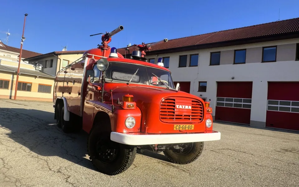 Jihočeští hasiči se rozloučili se starou dámou. Legendární Tatra 148 míří do muzea