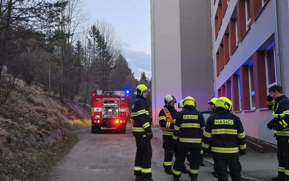Hrající si děti založily požár nedaleko krumlovského gymnázia. Vyvázly bez zranění