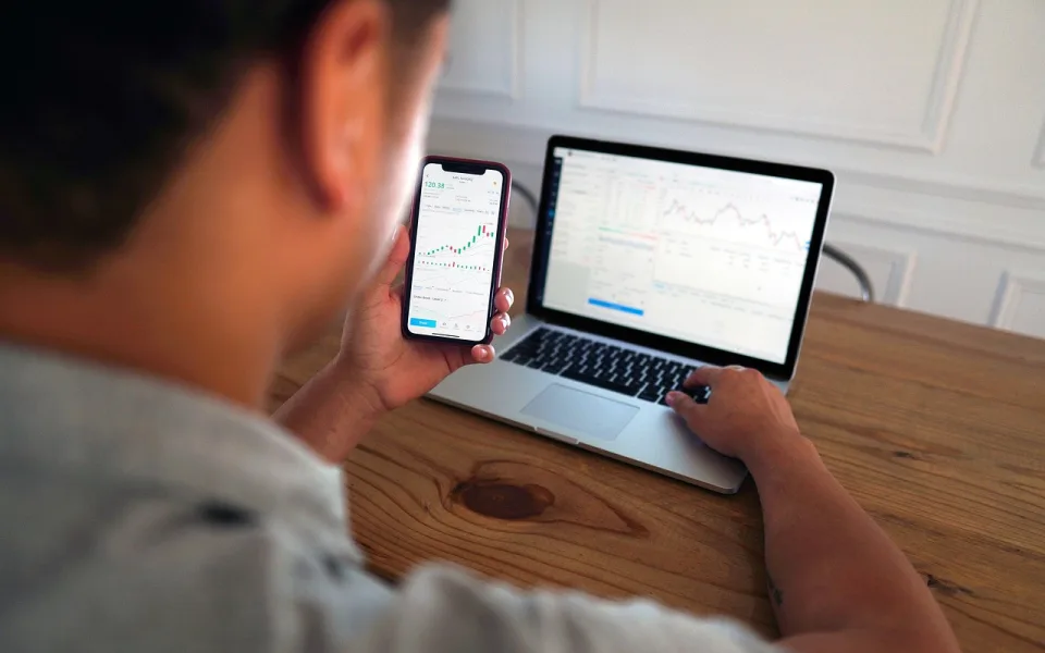 Češi a zhodnocování peněz: Investování roste, znalosti klesají
