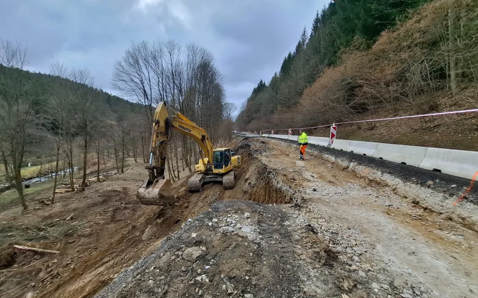Sanace svahu u Vimperka pokračuje. Silničáři odtěžují zeminu, provoz řídí semafory