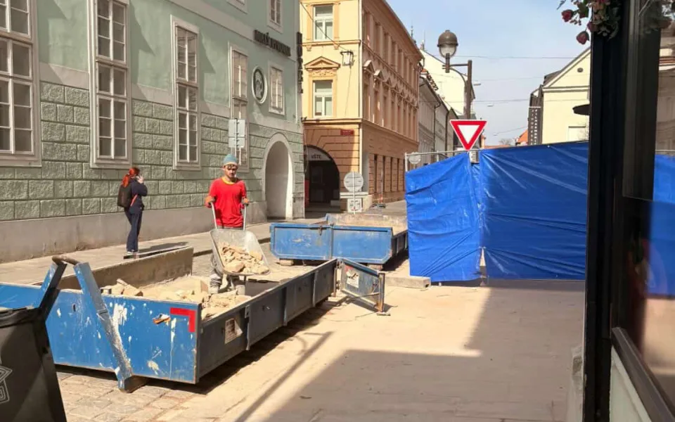 Stavba v centru Budějovic ohrožuje chodce. Z oken padají cihly i sklo